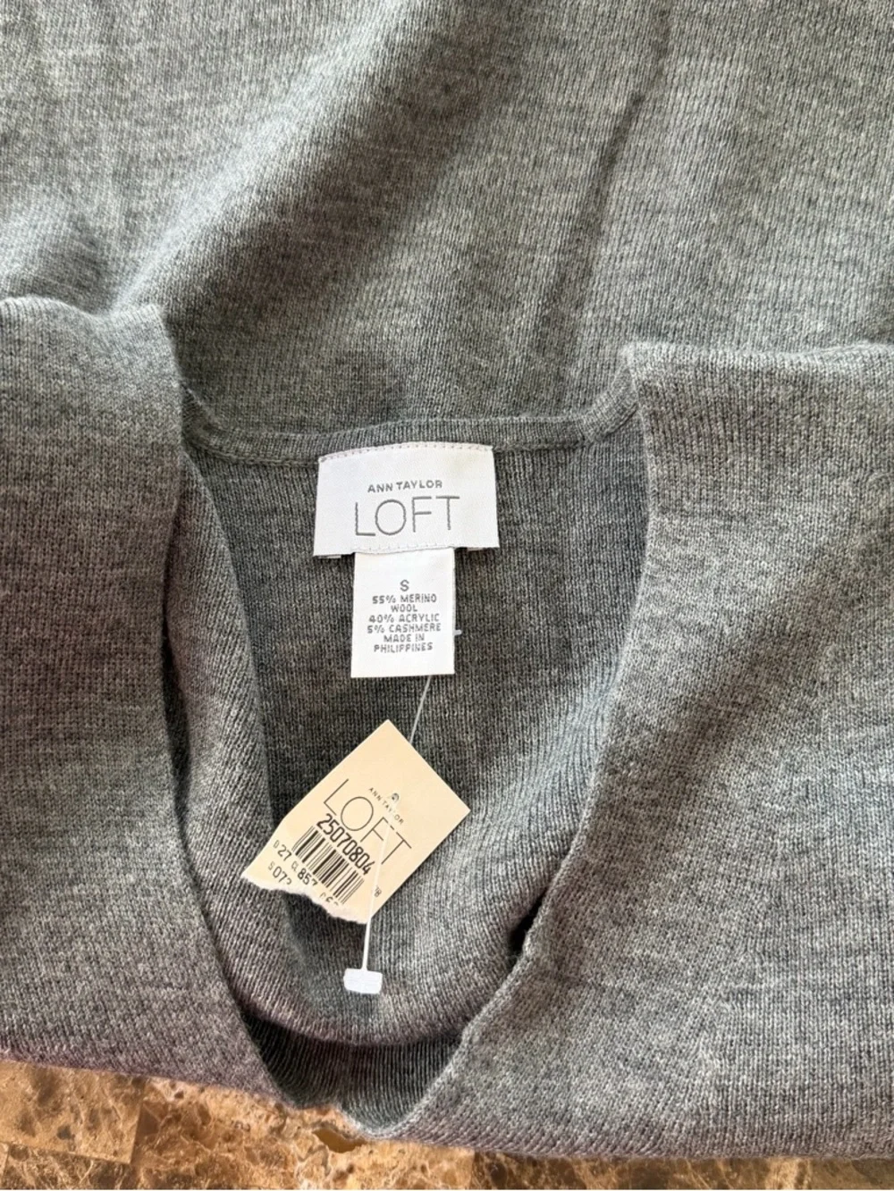 NWT Ann Taylor LOFT Merino Wool Blend V-Neck Sweater Gray Small. - Picture 10 of 11